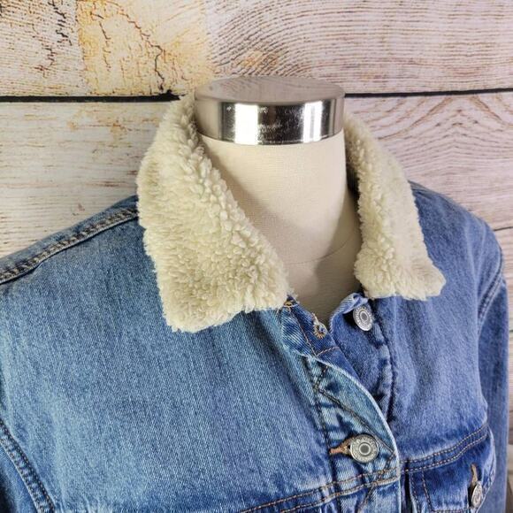 Old Navy Women's Blue Sherpa Lined Collar Button-up Denim Jacket Size Medium - Picture 3 of 8